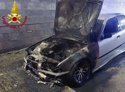 Incendio auto presicce-acquarica