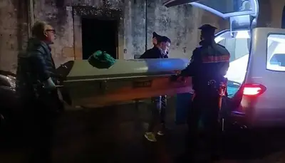 carabinieri trasportano bara