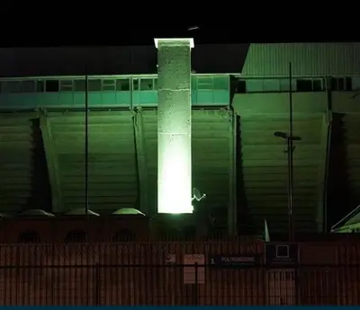 Via del Mare illuminato di verde