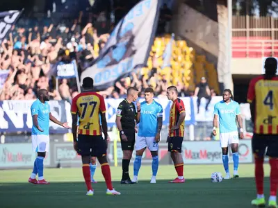Lecce-Napoli, l'arbitro Massa parla con Di Lorenzo e Krstovic