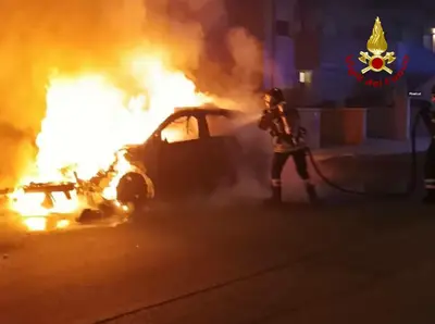 La Peugeot in fiamme
