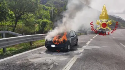 Incendio auto in fiamme