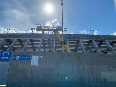 I lavori di installazione del tabellone al Via del Mare