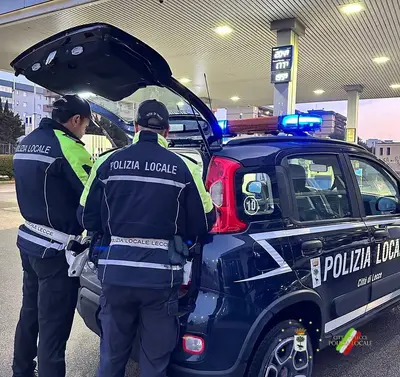 Polizia locale di Lecce durante un controllo alla stazione di servizio