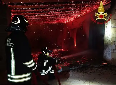 incendio salve vigili del fuoco in azione