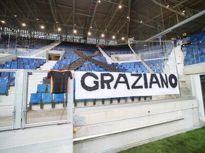 enorme fiocco nero sugli spalti del gewiss stadium