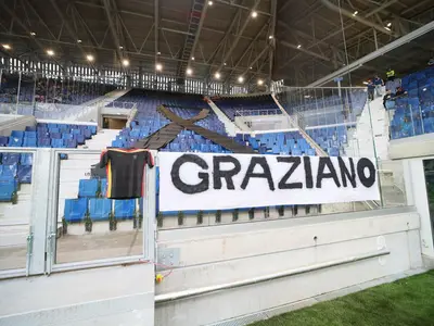enorme fiocco nero sugli spalti del gewiss stadium