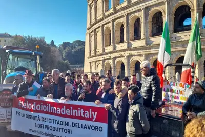 Manifestanti al Colosseo