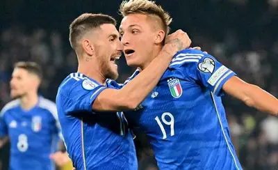 Retegui esulta dopo il goal in Estonia