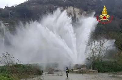 Danni alla condotta idrica: disagi per la circolazione. Vigili del fuoco a lavoro