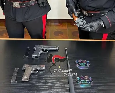 Le armi sequestrate dai carabinieri