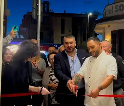 Il sindaco Di Leone durante l'inaugurazione di un esercizio commerciale