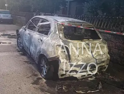 La Fiat 500 distrutta dalle fiamme