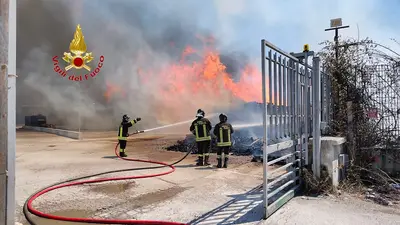 Incendio nel deposito di pedane
