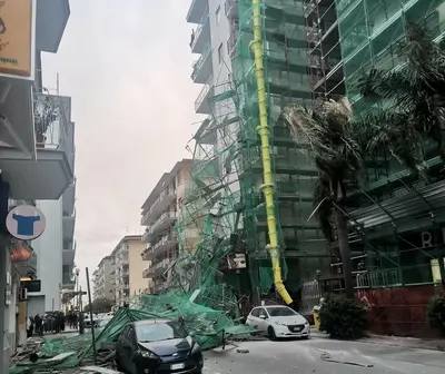 Crollo impalcatura ad Aversa