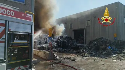 Incendio nell'azienda di stoccaggio rifiuti