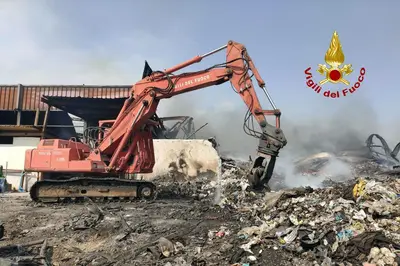 Incendio nell’azienda dei rifiuti
