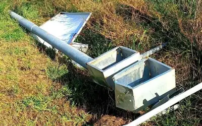 Uno dei pali abbattuti (fonte FanPage)