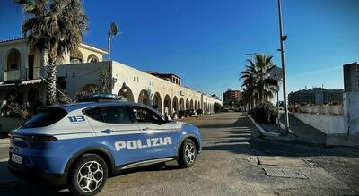 Agenti in azione sulla spiaggia