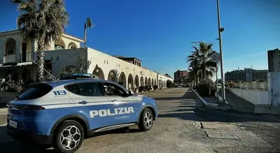 Agenti in azione sulla spiaggia