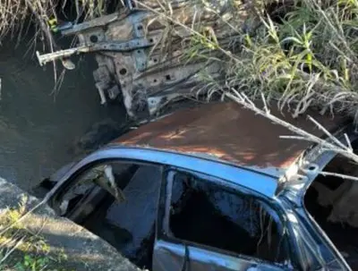Carcasse di auto nel fiume