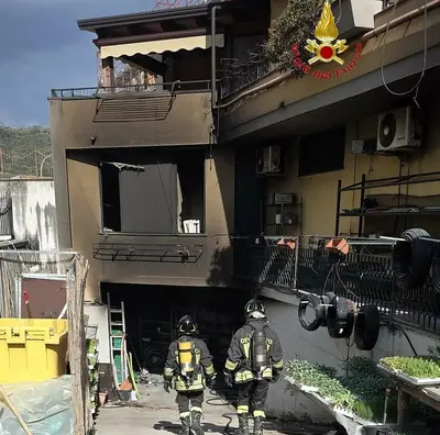L'incendio nel negozio a San Leucio