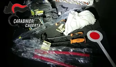 Sequestrati gli arnesi da scasso