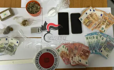 Nascondeva droga in auto: arrestato