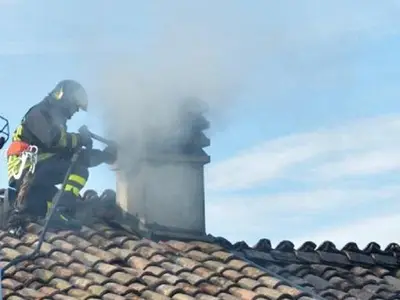 Senzatetto appicca incendi in un fabbricato abbandonato