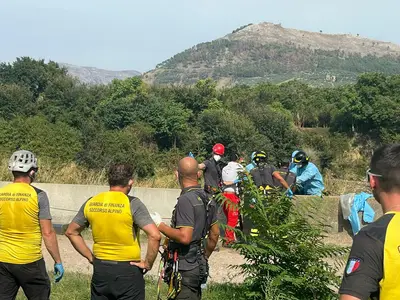 Un'immagine delle operazioni di recupero del corpo senza vita di Agnese Milanese