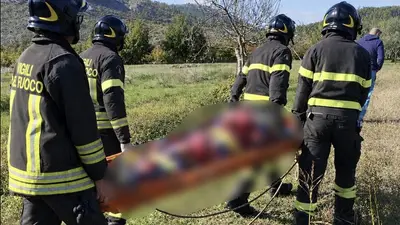 Donna salvata dai vigili del fuoco