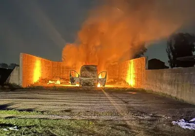 Furgone dato alle fiamme