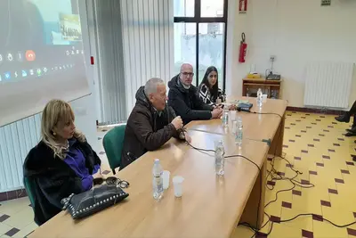 L'on. Iodice (prima a sinistra) e il sindaco Trombetta (con il microfono)