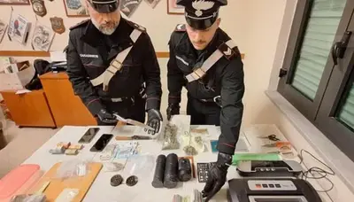 I carabinieri sequestrano droga e contanti
