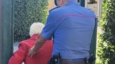 L'anziana accompagnata a casa dai carabinieri