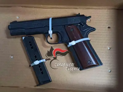 In casa nascondeva un arsenale oltre alla droga