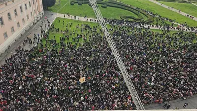 Migliaia di persone al volo della Befana