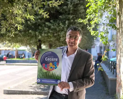 Il candidato a sindaco Cecere con il simbolo della lista