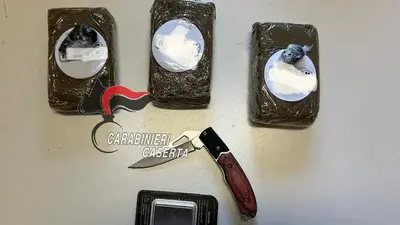 Trovati hashish, bilancino ed un coltello