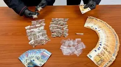 Droga e banconote ritrovati dai carabinieri