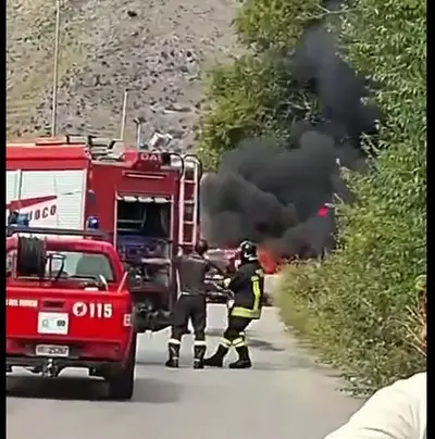 Auto in fiamme a Mondragone
