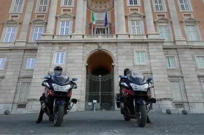 Carabinieri in azione fuori la Reggia di Caserta