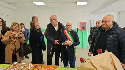 Il sindaco Colombiano all'inaugurazione della scuola Materna