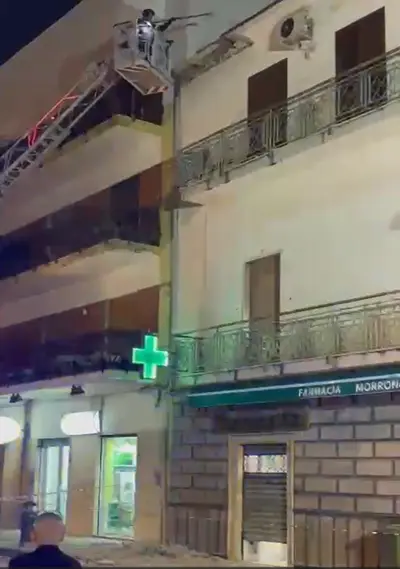 Crolla un balcone sul viale Margherita a Mondragone