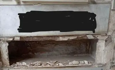 Il loculo distrutto al cimitero