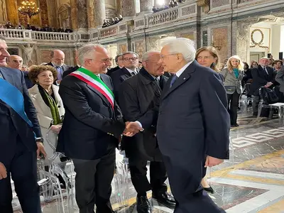 Il sindaco Marino stringe la mano al Presidente