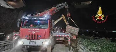 Il tir finito nella scarpata