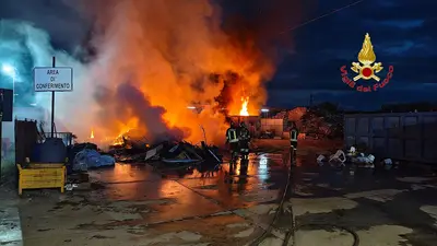 L'incendio nell'azienda di rifiuti