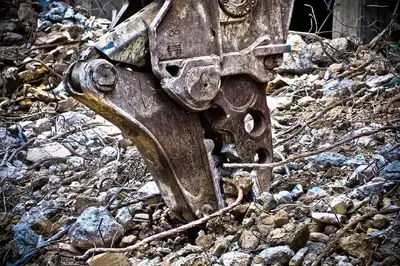 Al via la demolizione