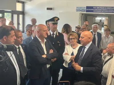 Un momento dell'inaugurazione del reparto di Riabilitazione cardiologica. Nella foto il dottor Blasotti e il sindaco di San Felice a Cancello Nuzzo